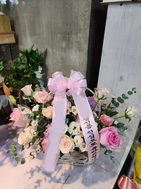 Farewell flowers for a departing colleague — a real delivery photo from Arrive in Bloom, which delivers nationwide in Korea