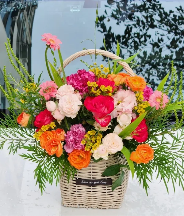 Booking anniversary flowers for a partner far away: a real delivery photo from an Arrive in Bloom order sent within Korea