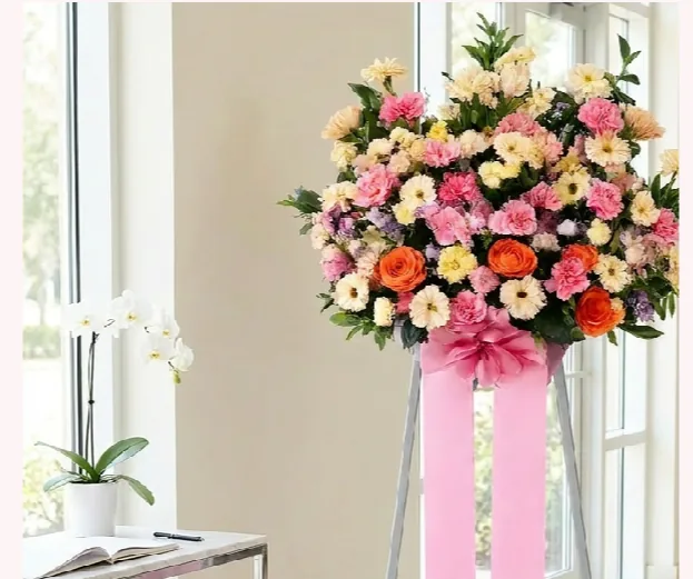 Kệ hoa đặt cạnh cửa sổ sáng, với một chậu lan trắng trên bàn phụ