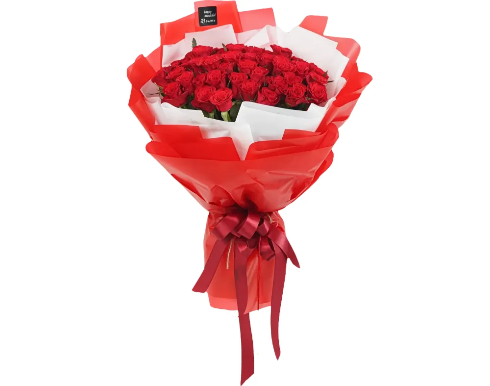 Bó hoa hồng đỏ dày đặc trong giấy gói đỏ với giấy lót trắng và ruy băng đỏ burgundy