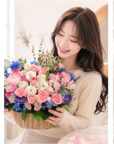 Một cô gái mỉm cười khi cầm giỏ hoa